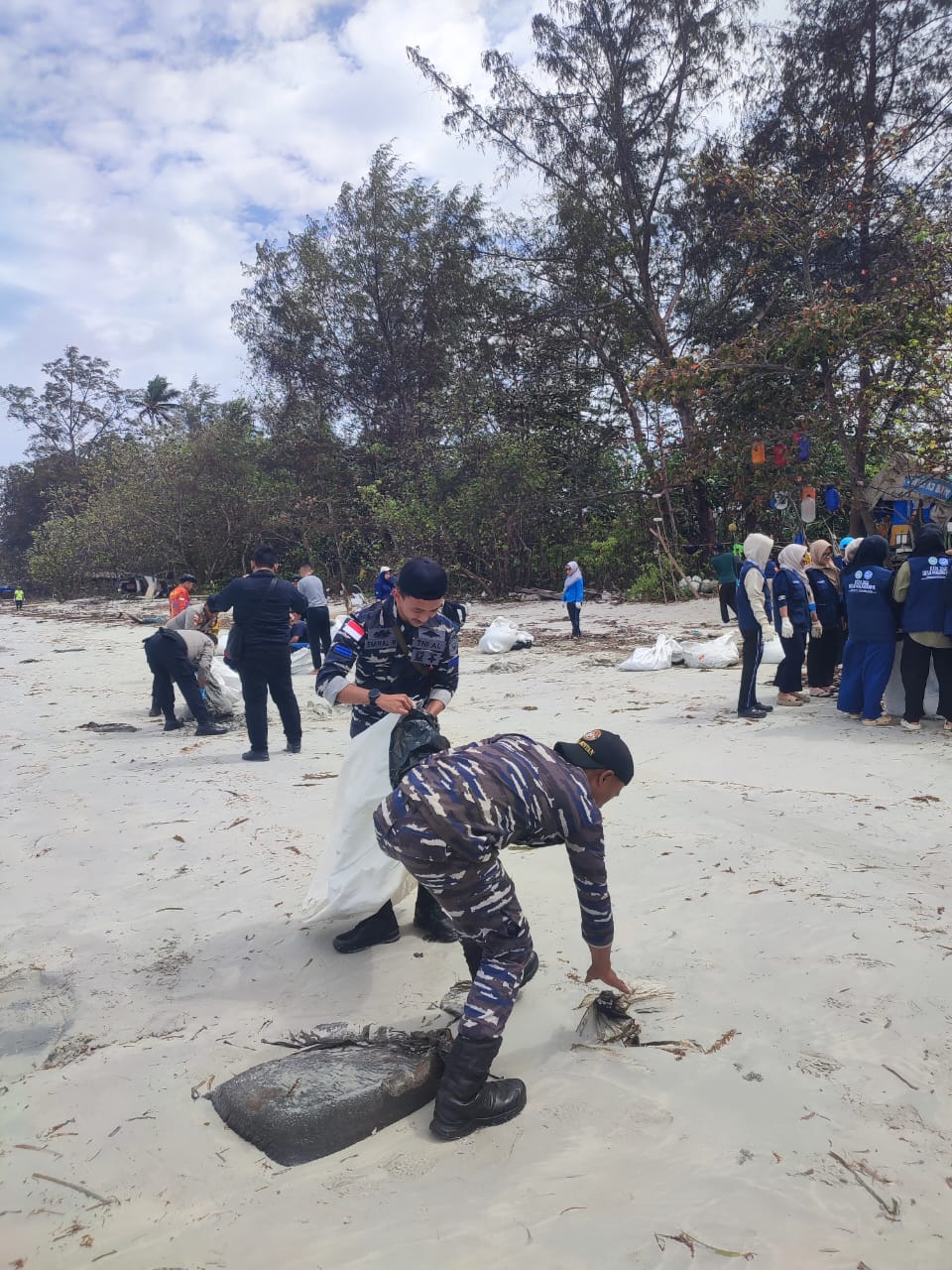 Aksi Bersih Pantai Prajurit Posal Berakit