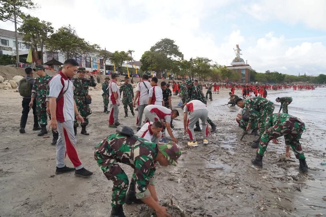 Nyatakan Perang Terhadap Sampah, TNI Bergerak Serentak Bersihkan Lingkungan