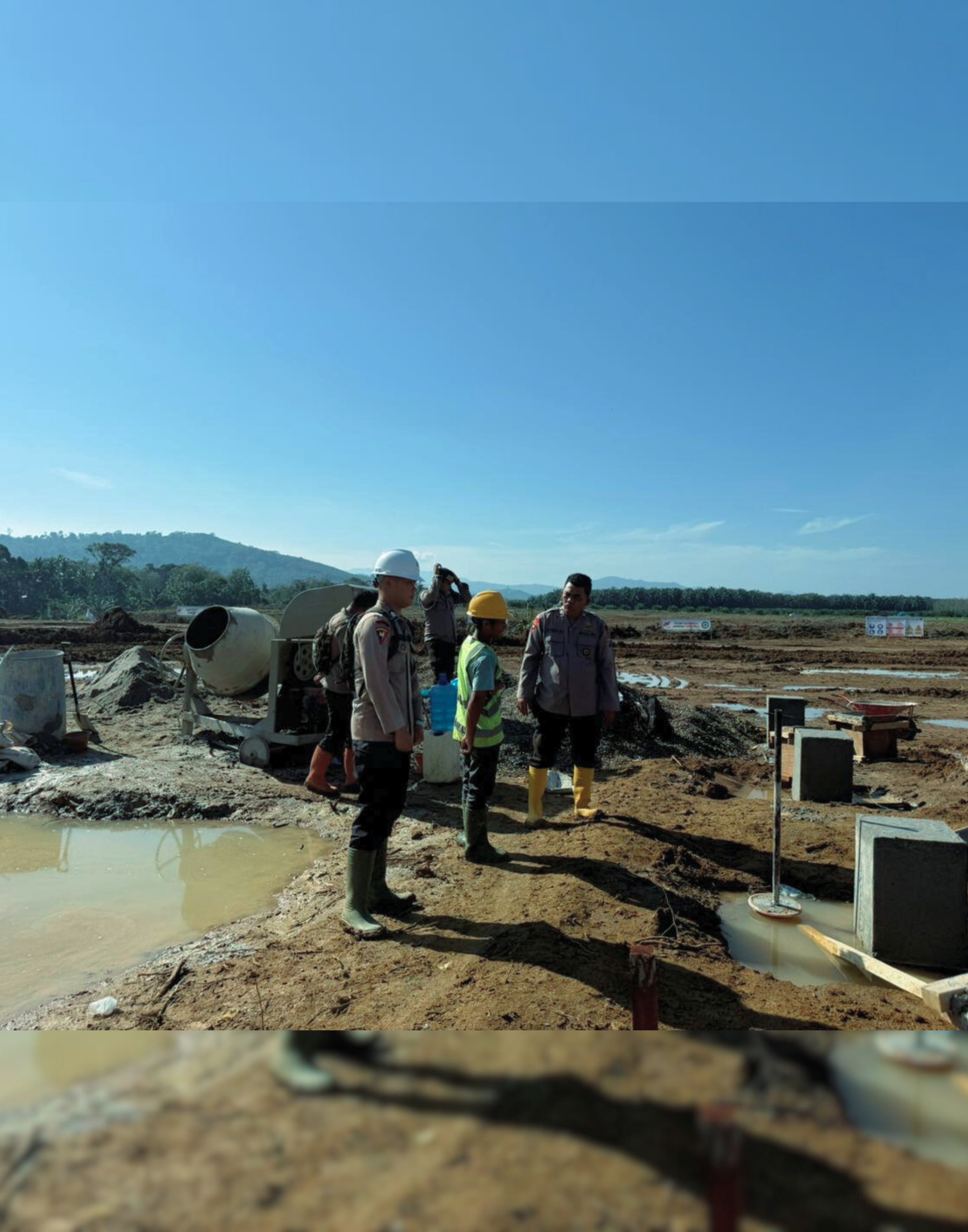 Di Tengah Pembangunan Hunian Pascabencana, Brimob Hadir Jaga Keamanan dan Kenyamanan Warga Batang Toru