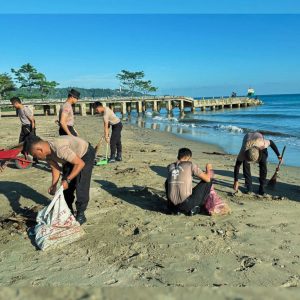 Tak Hanya Jaga Keamanan, Brimob Sumut Peduli Kebersihan Pantai Gunungsitoli