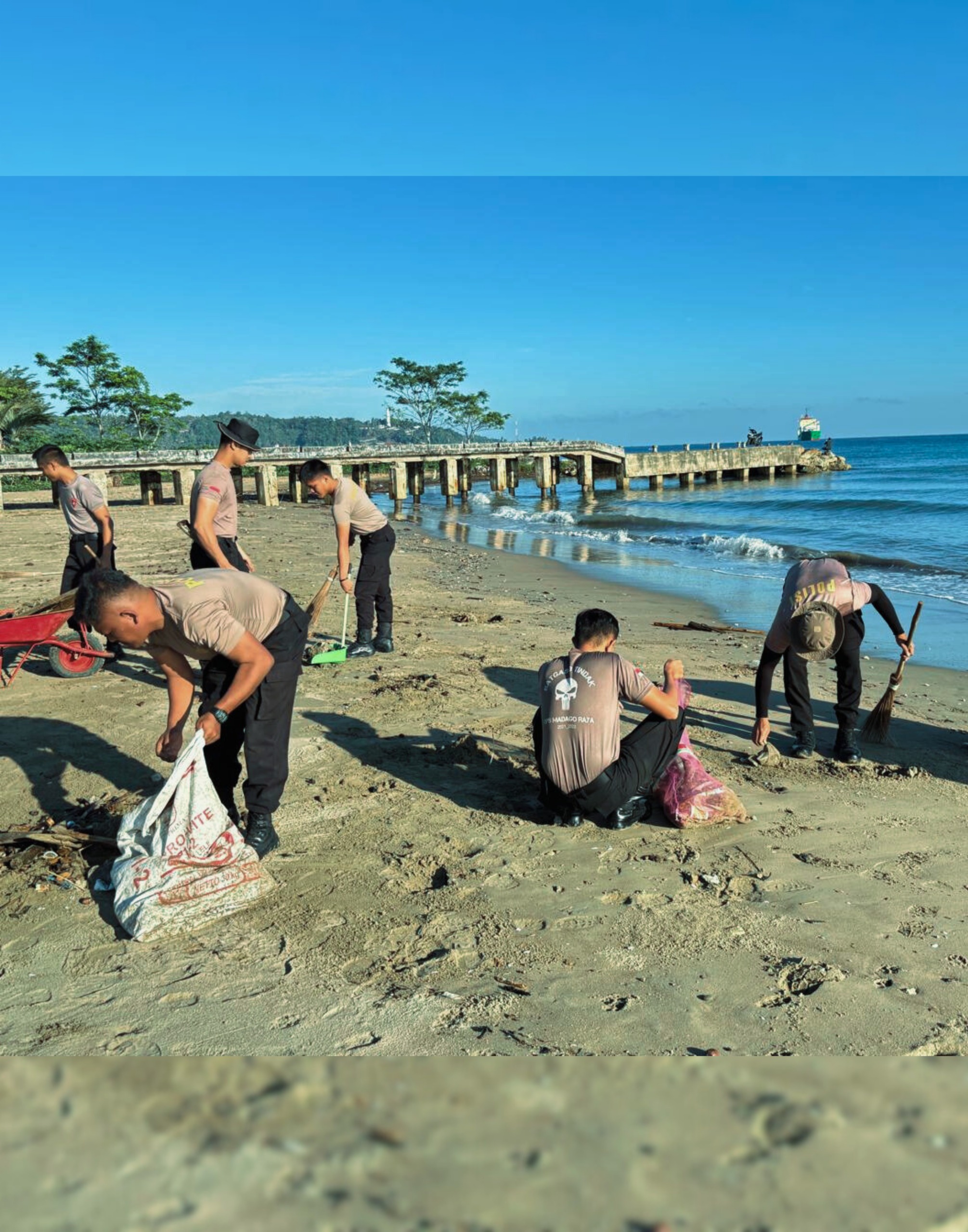 Tak Hanya Jaga Keamanan, Brimob Sumut Peduli Kebersihan Pantai Gunungsitoli