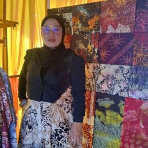 DARI PANGGUNG LOKAL, SETIAP GORESAN CANTING MERAMU CINTA BUDAYA ALAM BERAU DENGAN BUDAYA DAYAK MENJADI KARYA HIDUP