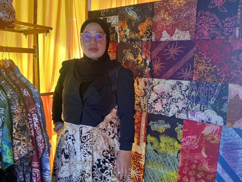 DARI PANGGUNG LOKAL, SETIAP GORESAN CANTING MERAMU CINTA BUDAYA ALAM BERAU DENGAN BUDAYA DAYAK MENJADI KARYA HIDUP