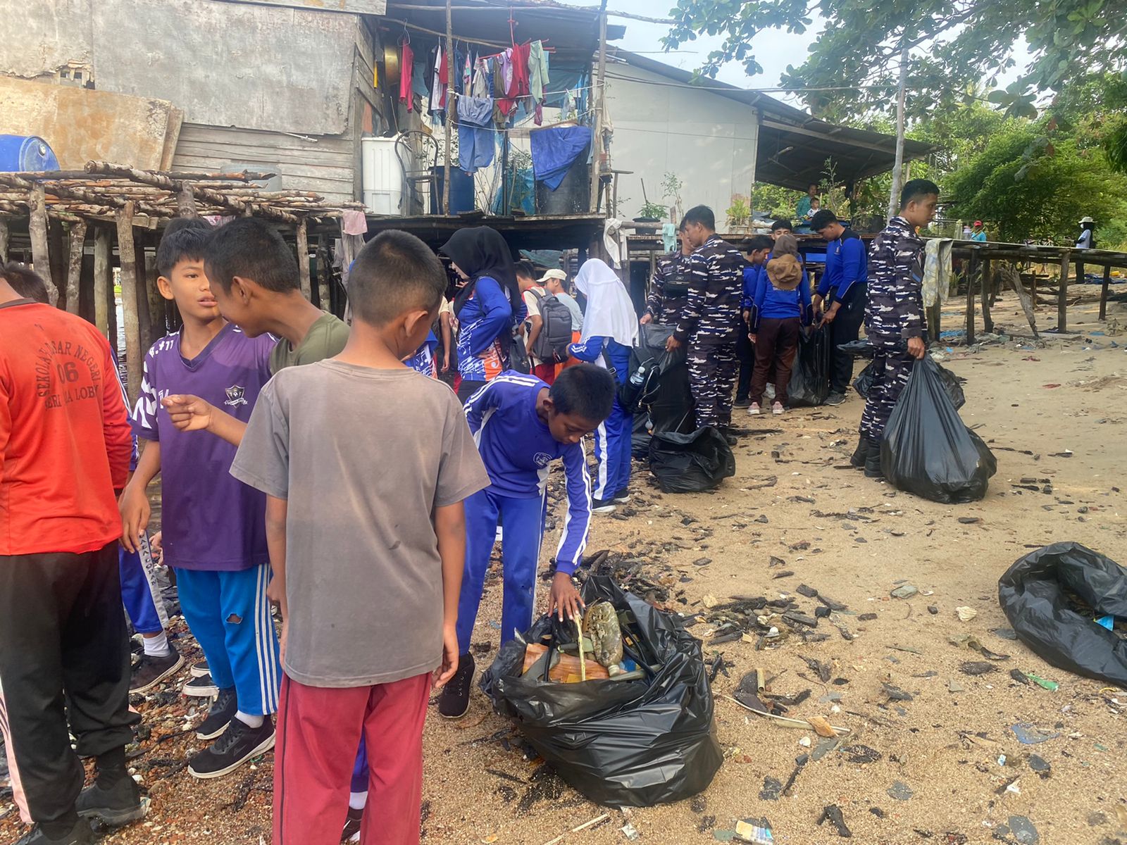 Bersihkan Pantai dan Jaga Pariwisata, Lanal Bintan Beraksi Untuk Negeri