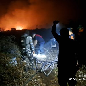 Pos TNI Angkatan Laut Bengkalis Bersama Damkar dan Warga Berhasil Padamkan Kebakaran Lahan di Desa Kelebuk