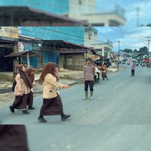 Brimob Sumut Antar Anak Sekolah di Garoga Pasca Bencana