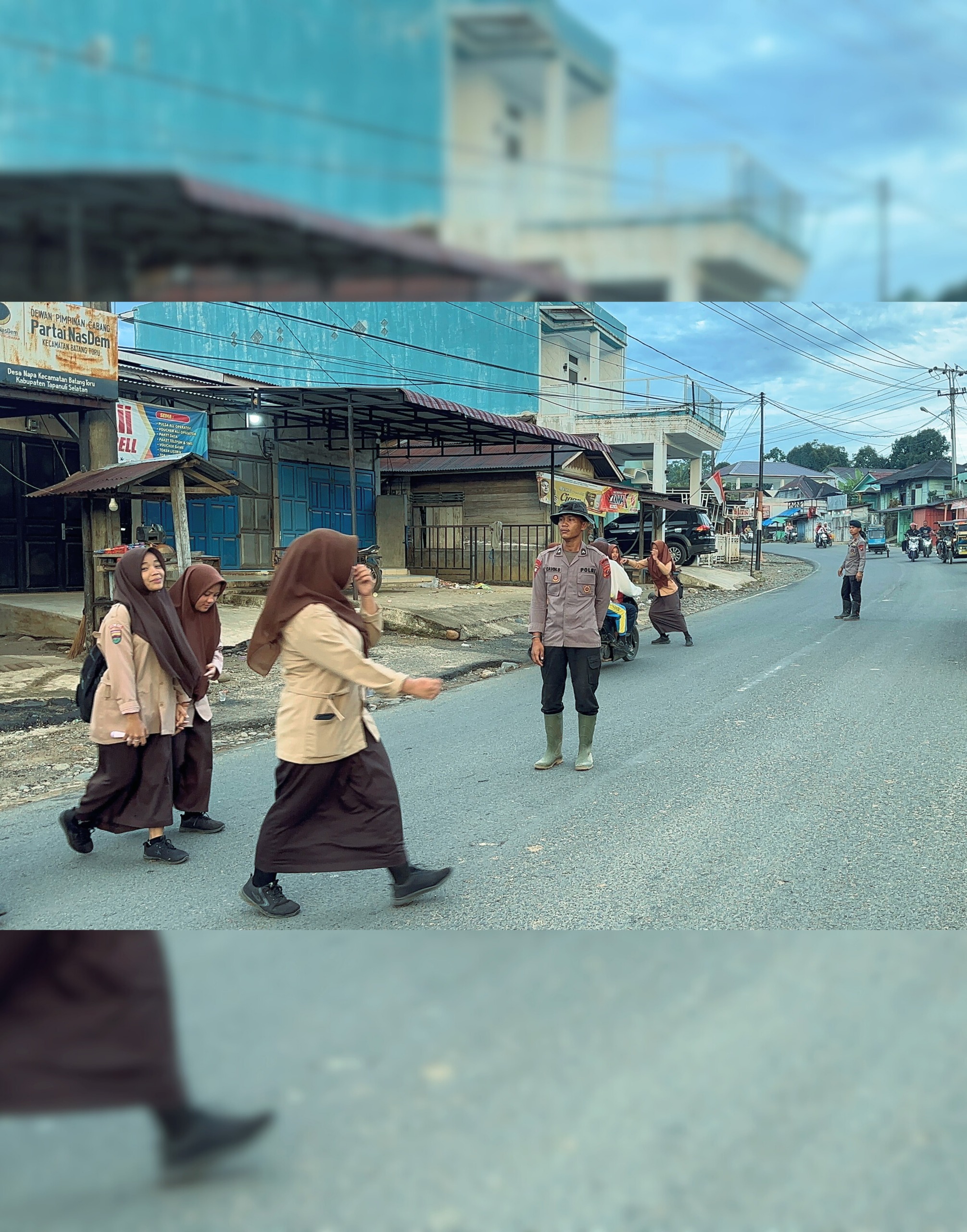 Brimob Sumut Antar Anak Sekolah di Garoga Pasca Bencana