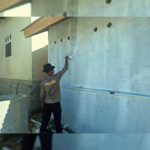 Brimob Batalyon C Hadirkan Dapur Lapangan dan Bantu Perbaikan Huntara di Batang Toru