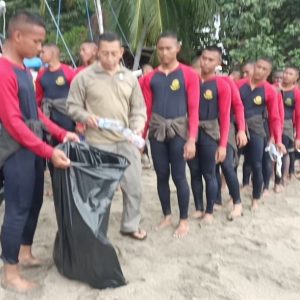 Pusdik Brimob Gelar Aksi Bersih Pantai Pasir Putih Situbondo, Tindak Lanjuti Arahan Presiden RI