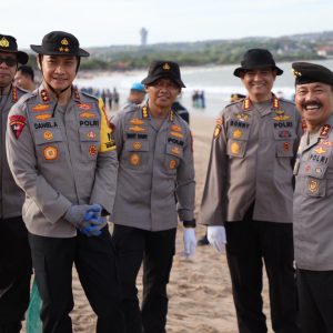 Kapolda Bali dan 5.000 Relawan Satukan Langkah Bersihkan Pantai Kedonganan