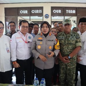 Perangi Narkotika Kampung Kavling, Kapolres Metro Bekasi Turun Langsung Berikan Edukasi dan Berikan 300 Paket Sembako Kepada Warga dan Tokoh Lingkungan