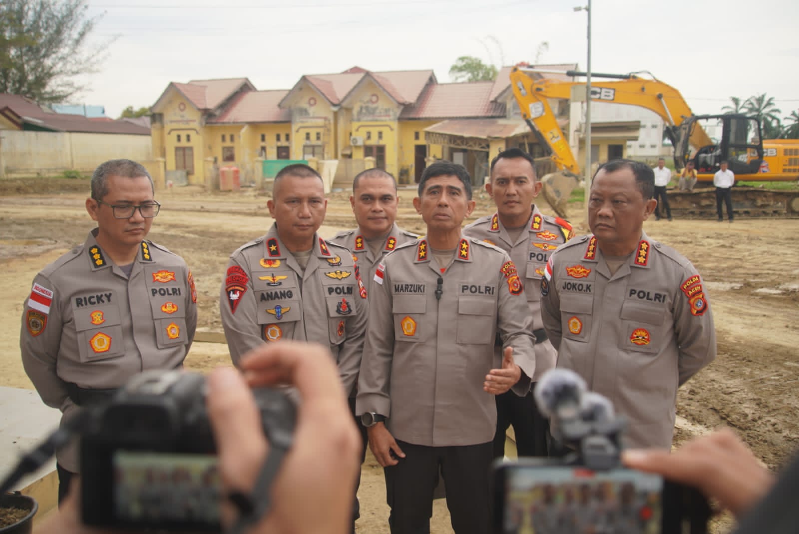 Kapolda Aceh Beri Penghargaan kepada Danyon Taruna Akpol dan Taruna Akpol atas Dedikasi Kemanusiaan di Aceh Tamiang