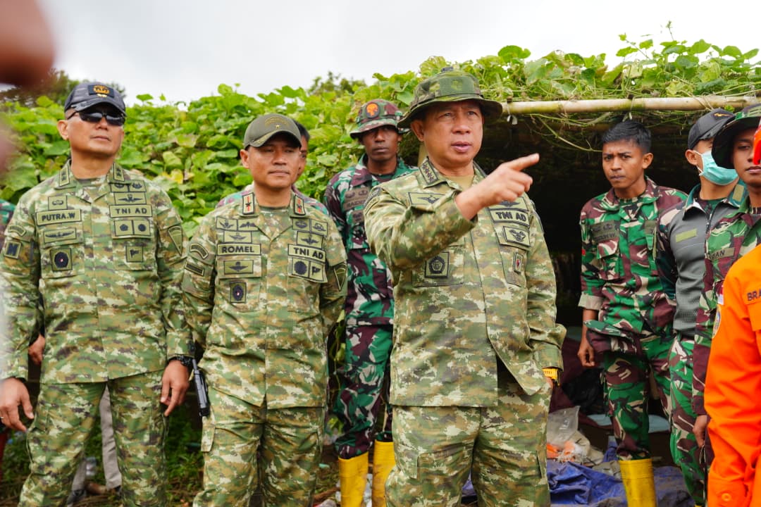 Panglima TNI Tinjau Lokasi Longsor Cisarua