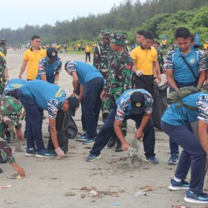 Lanal Bengkulu Berpartisipasi Dalam Karya Bakti Pembersihan Pantai Panjang Kota Bengkulu