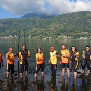 Kapolres Samosir Ganti Olahraga dengan Aksi Bersih – bersih di Water Front Pangururan dan Tepi Danau Toba