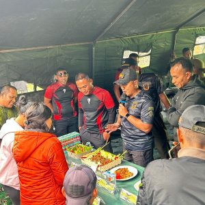Perkuat Sinergi, Satgas Damai Cartenz dan TNI Rajut Kebersamaan di Puncak Jaya