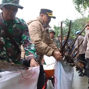 TNI-Polri dan Warga Kerja Bakti Serentak di Jakpus, Kapolres: Sinergi Jaga Lingkungan dan Cegah Banjir