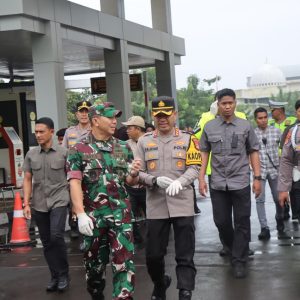 Kebersamaan di Pasar Babakan: TNI-Polri dan Warga Kompak Bersih-bersih Lingkungan