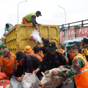 Aksi Bersih-bersih TNI-Polri dan Warga Warnai Program “Jaga Jakarta Bersih” di Ciputat, Tangerang Selatan