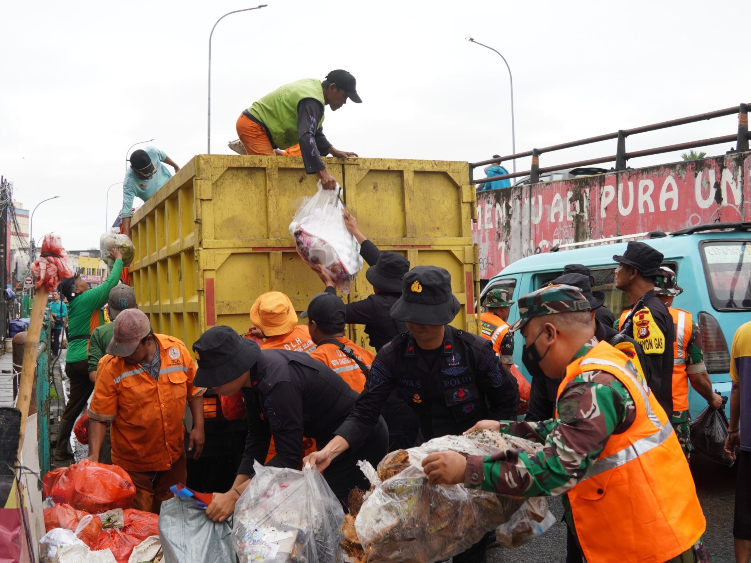 Aksi Bersih-bersih TNI-Polri dan Warga Warnai Program “Jaga Jakarta Bersih” di Ciputat, Tangerang Selatan
