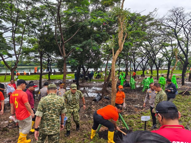 Terjang Hujan dan Becek, Kapolda Metro dan Pangdam Jaya Terjun Bersih-bersih Danau Cincin