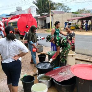Satgas Gulbencal Kodam I/BB Terus Salurkan Air Bersih Bagi Warga Terdampak Bencana di Tapanuli Tengah