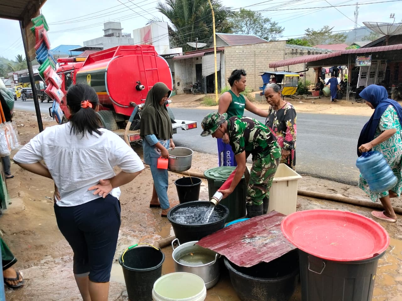 Satgas Gulbencal Kodam I/BB Terus Salurkan Air Bersih Bagi Warga Terdampak Bencana di Tapanuli Tengah