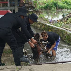 Brimob Metro Jaya Bersama Warga Gelar Aksi “Jaga Jakarta Bersih” di Cikarang Pusat, Kab. Bekasi