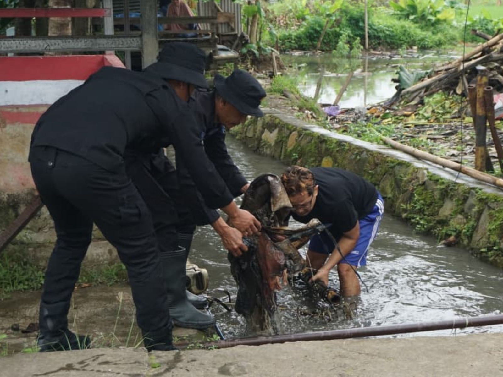 Brimob Metro Jaya Bersama Warga Gelar Aksi “Jaga Jakarta Bersih” di Cikarang Pusat, Kab. Bekasi