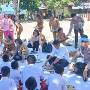 Kapolres Samosir Makan Bersama Pelajar SDN 10 Lumban Suhu – suhi Toruan, Tinjau Program Makan Bergizi Gratis dan Salurkan Bantuan