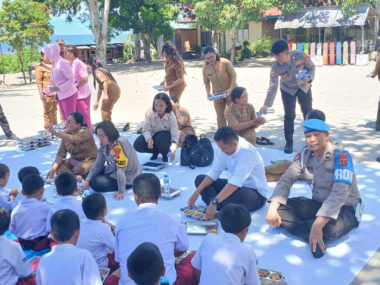Kapolres Samosir Makan Bersama Pelajar SDN 10 Lumban Suhu – suhi Toruan, Tinjau Program Makan Bergizi Gratis dan Salurkan Bantuan