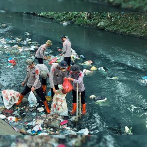 Peduli Lingkungan, Brimob Polda Sumut Angkat Sampah dari Sungai Demi Warga