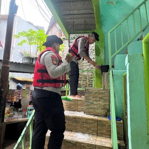 Jelang Ramadhan, Dit Samapta Polda Metro Jaya Bersih-bersih Mushola Terdampak Banjir Di Jaktim