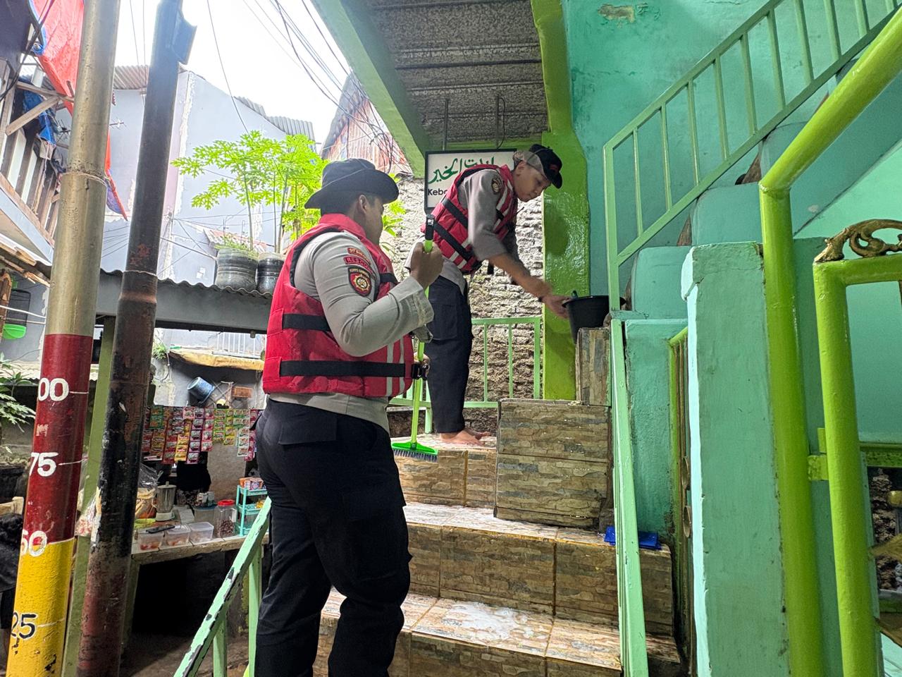 Jelang Ramadhan, Dit Samapta Polda Metro Jaya Bersih-bersih Mushola Terdampak Banjir Di Jaktim