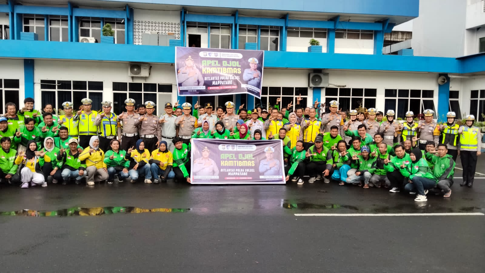 ‎Ratusan Pengemudi Ojol Ikuti Apel Kamtibmas dan Sosialisasi Program “Mappatabe” Polantas Polda Sulsel