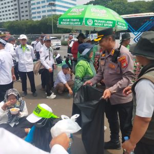 Pelayanan Humanis Polisi di Aksi Guru Madrasah, Bagikan Roti hingga Air Mineral