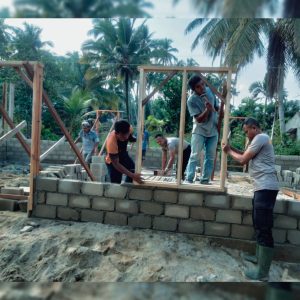 Gotong – Royong Bangun Harapan, Brimob dan Warga Dirikan Hunian Tetap Korban Banjir di Tolang Julu