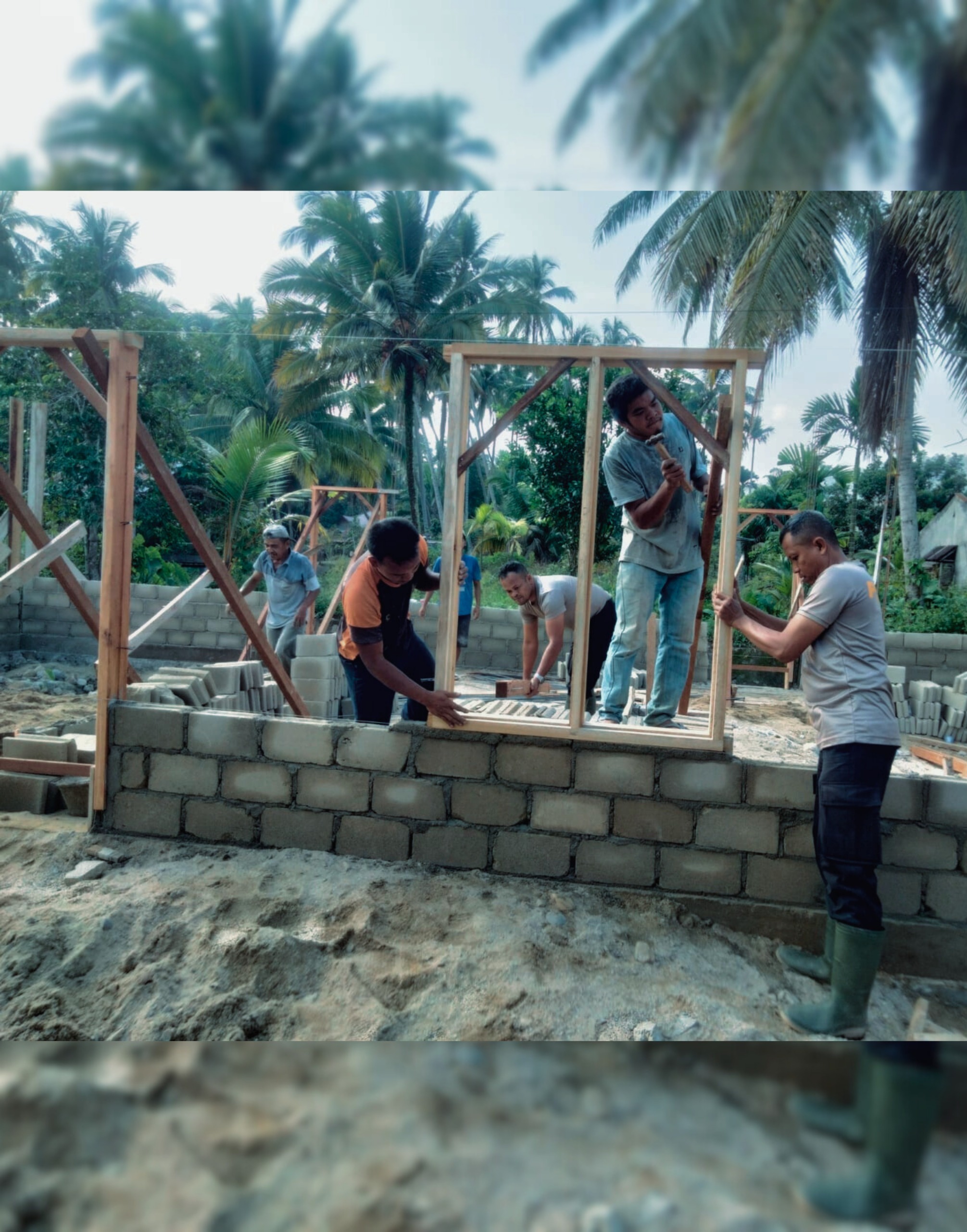 Gotong – Royong Bangun Harapan, Brimob dan Warga Dirikan Hunian Tetap Korban Banjir di Tolang Julu