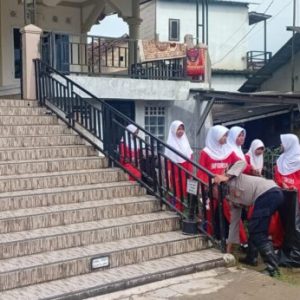 Sambut Ramadhan, Pelajar Triwijaya dan Polsek Cijeruk Hidupkan Semangat Gotong Royong Lewat Jum’at Bersih
