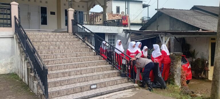 Sambut Ramadhan, Pelajar Triwijaya dan Polsek Cijeruk Hidupkan Semangat Gotong Royong Lewat Jum’at Bersih