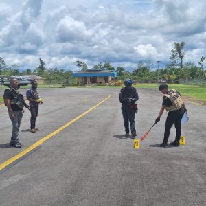 Olah TKP di Bandara Koroway Batu, Satgas Ops Damai Cartenz-2026 Amankan Barang Bukti Penembakan Pesawat