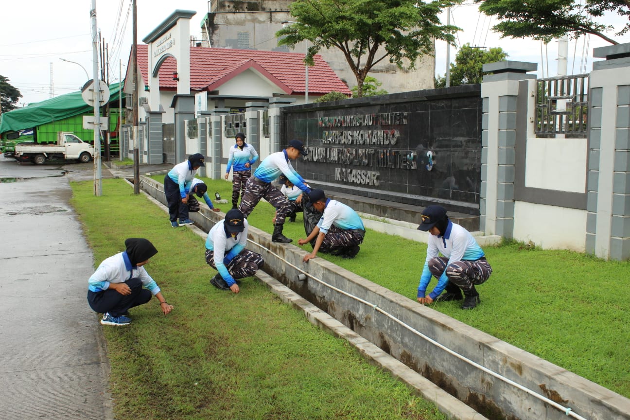 Dukung Program Indonesia ASRI, Prajurit Satlinlamil 3 Bersama Masyarakat Laksanakan Karya Bakti Bersih Lingkungan