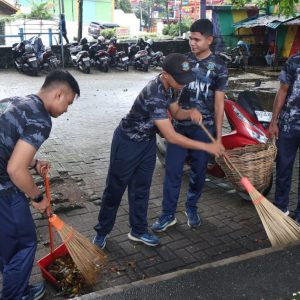 Lanal Banjarmasin Bersama TNI-Polri Laksanakan Bakti Sosial Lingkungan Bersih-bersih Sungai Martapura