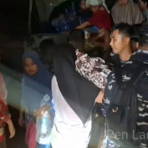 Personel Lanal Sibolga Evakuasi Ibu dan Balita Korban Banjir di Tukka Kabupaten Tapanuli Tengah