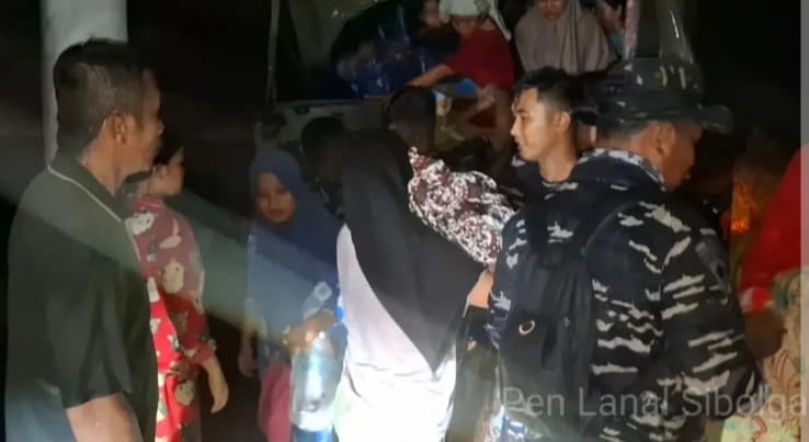 Personel Lanal Sibolga Evakuasi Ibu dan Balita Korban Banjir di Tukka Kabupaten Tapanuli Tengah