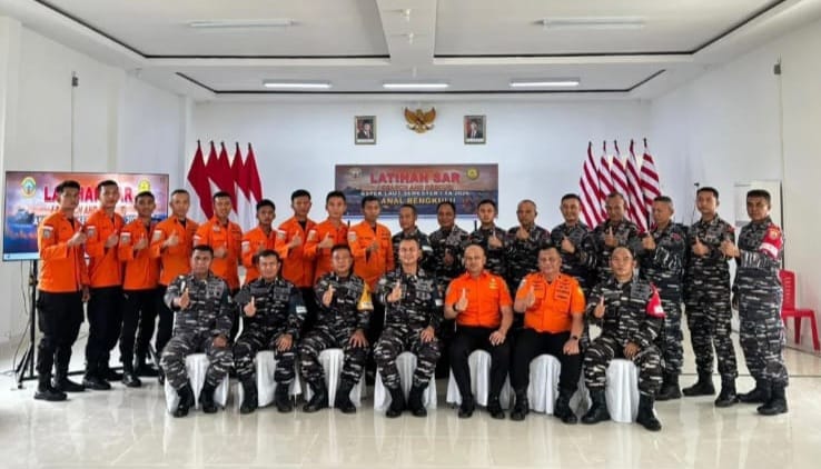 Tingkatkan Kesiapsiagaan dan Profesionalisme Prajurit Dalam Menghadapi Situasi Darurat, Prajurit Lanal Bengkulu Laksanakan Latihan SAR Aspek Laut