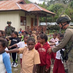 Satgas Ops Damai Cartenz 2026 Latih Disiplin dan Karakter Siswa SD Dondobaga di Mulia