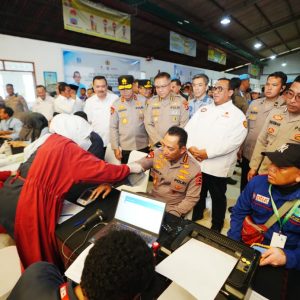 Momen Kapolri Ikut Donor Darah saat Hadiri Baksos HUT ke-53 Buruh KSPSI