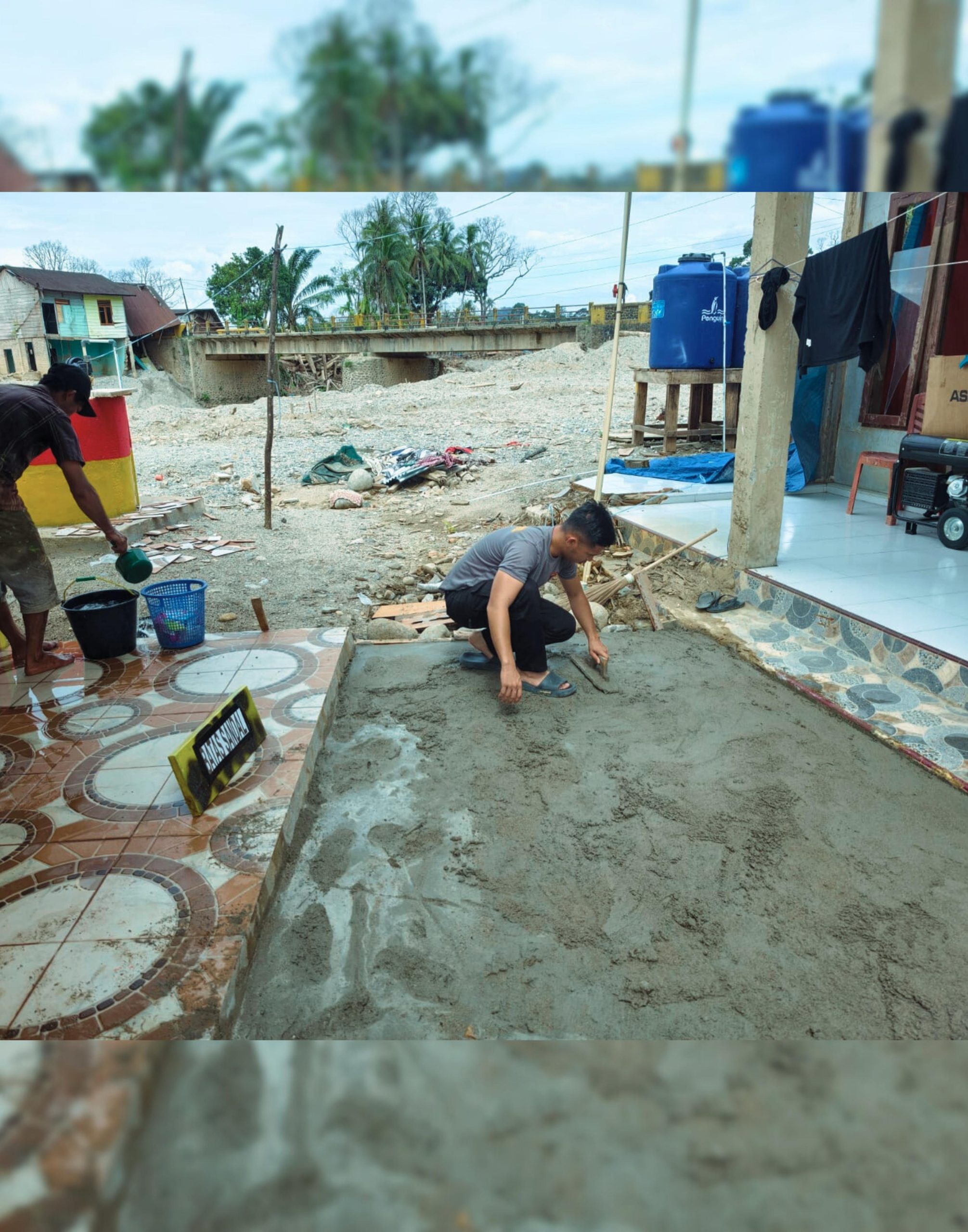 Aksi Humanis Brimob : Gotong Royong Perbaiki Fasilitas Masjid Demi Kenyamanan Umat