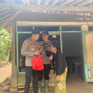 Polri Peduli : Medan Sulit dan Daerah Terpencil Tak Surutkan Polres Jember Salurkan Bantuan Untuk Warga